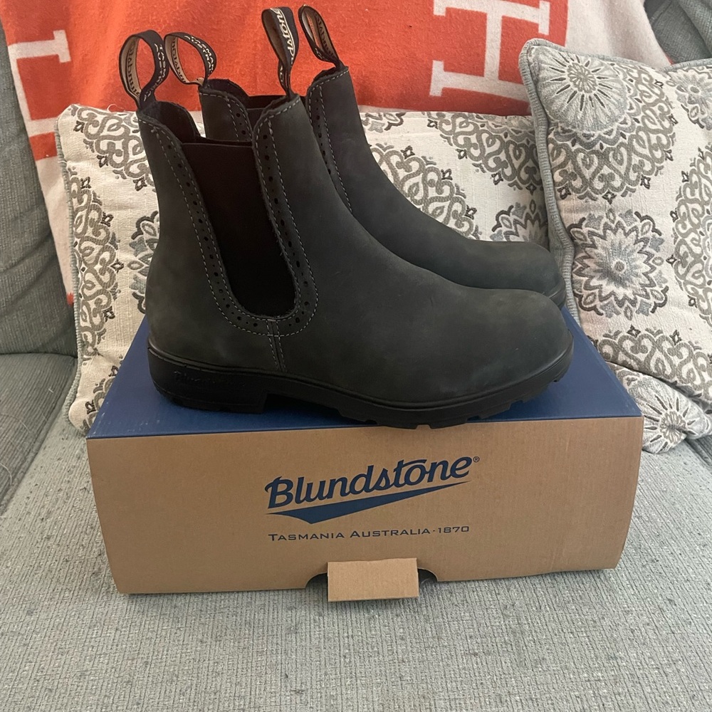NEVER WORN Womens high top blundstone boots rustic black size 9!!